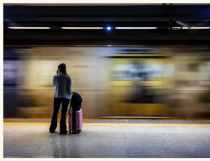 Imagem de uma mulher no metrô